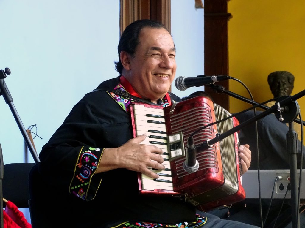 Se entregó Medalla al Mérito Académico a Carlos Mejía Godoy, «la voz» de Nicaragua