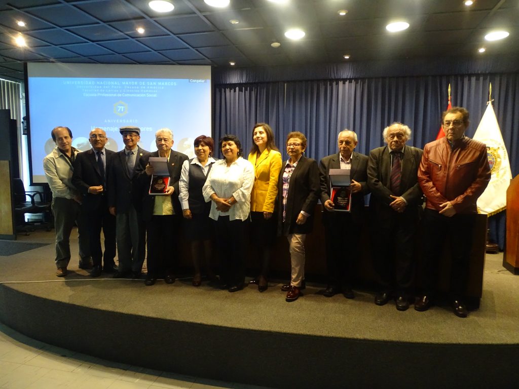 Homenaje a profesores de Comunicación social