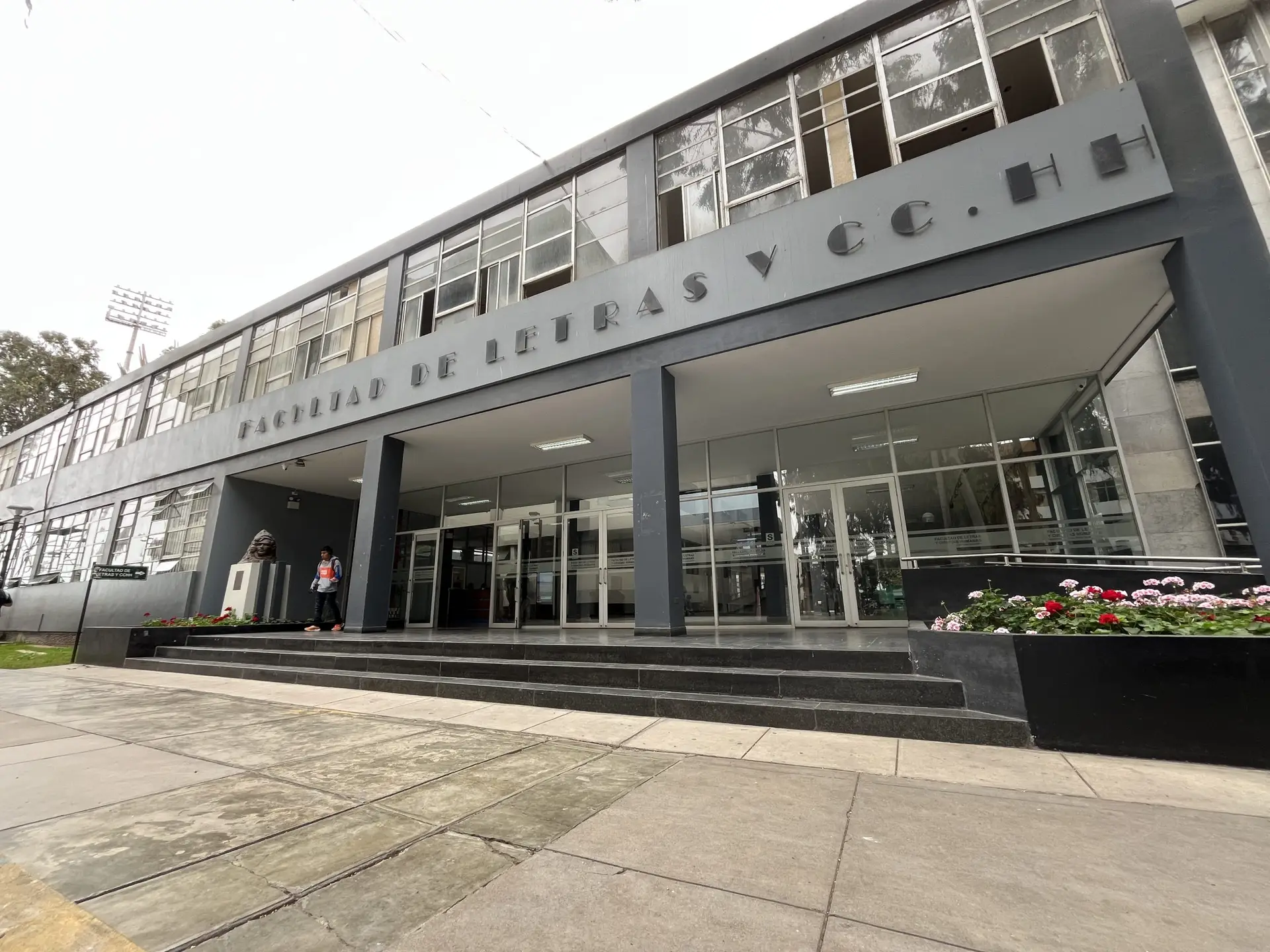 RD QUE APRUEBA LA MODIFICACIÓN DEL PRIMER Y SEGUNDO RESOLUTIVO DE LA RD N.° 000278-2026-D-FLCH/UNMSM DE FECHA 13 DE FEBRERO DE 2026, EN EL SENTIDO DE APROBAR LA SUBVENCIÓN FINANCIERA SOLO PARA LOS ESTUDIANTES DE PREGRADO QUE REALICEN INTERCAMBIOS ACADÉMICOS O PONENCIAS EN EL EXTRANJERO.