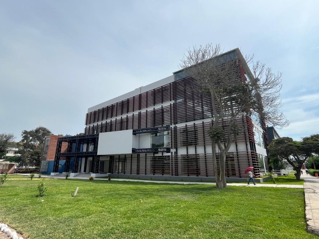 FOTO 38. Nuevo pabellón de Letras, entregado por el rectorado en marzo de 2026.