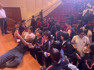 Willy Gutiérrez asediado por fans escolares